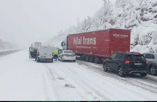 İstanbul yolunda tipi: Ulaşım güçlükle sağlanıyor