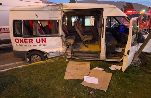 Mardin'de işçi servisi ile kamyon çarpıştı! Yaralılar var