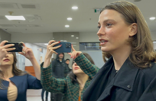 Serenay Sarıkaya, menajer Ayşe Barım'a yönelik soruşturma kapsamında ifade verdi