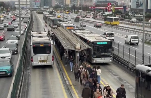 Zeytinburnu'nda metrobüs arızası seferleri aksattı