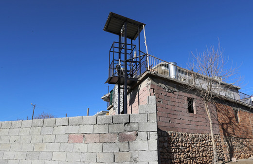 Diyarbakır'da bedensel engelli kişinin asansör ihtiyacını belediye karşıladı