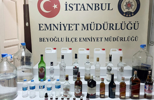 Beyoğlu'nda 'sucu'ya polis operasyonu: Dükkanında sahte içki üretiyormuş!