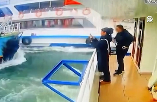 Haliç'te seyir halindeki tekneler çarpıştı