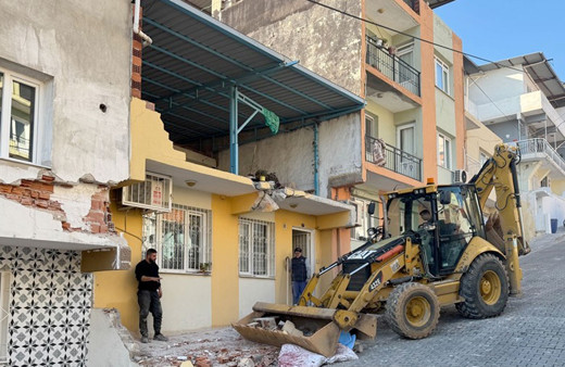 İzmir'de freni patlayan kamyon dehşet saçtı