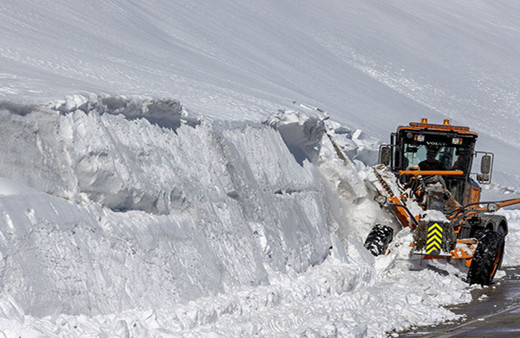 Yoğun kar yağışı etkili oluyor! Yol ulaşıma kapatıldı
