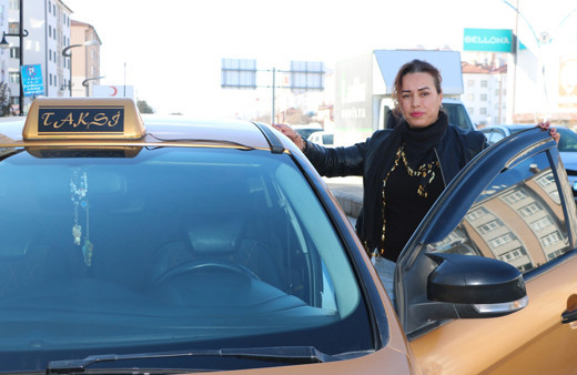 Kadın taksici, Yozgat sokaklarında direksiyon sallayarak ailesinin geçimini sağlıyor