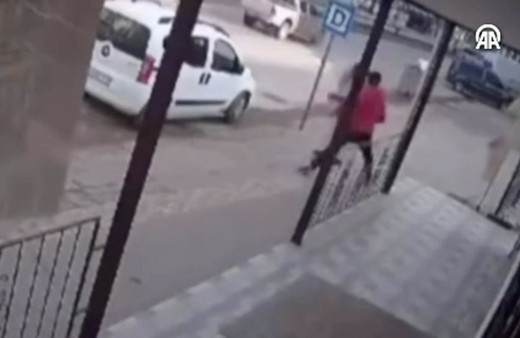 Kahramanmaraş'ta genç kız yolda yürürken yumruklu saldırıya uğradı o anlar güvenlik kamerasında