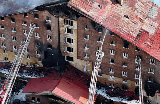 Kartalkaya Kayak Merkezi'ndeki yangında son durum! Çarşaflarla camlardan kaçmak istemişler