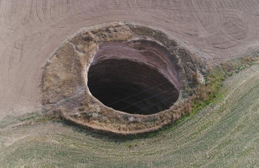 Konya'da 25 metre derinliğinde obruk oluştu