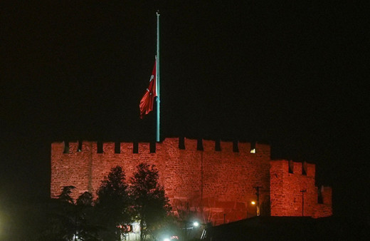 Milli yas ilanının ardından Türkiye'de bayraklar yarıya indirildi