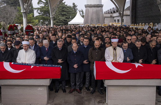 Otel yangınında ölen Fenerbahçeli yüzücü Vedia Nil Apak ile annesi, toprağa verildi