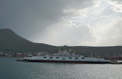 Türkiye'nin en büyük feribotları Van Gölü'nde ticareti canlandırdı