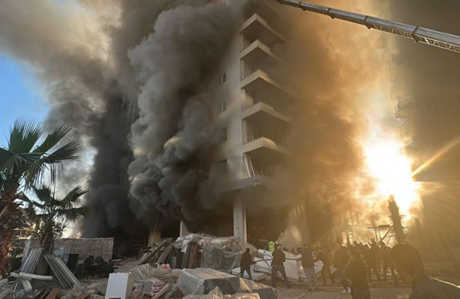 Otel inşaatında korkutan yangın: İşçiler kurtarıldı