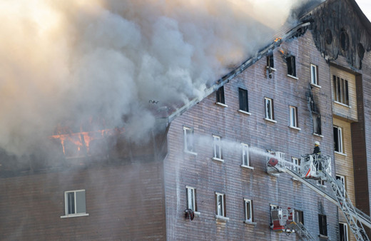 Kartalkaya'daki otelin müdürü resmi kayıtlarda resepsiyon personeli olarak gözüktü