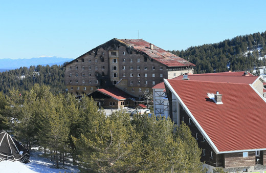 Kartalkaya'da yangın çıkan otelde başmüfettişlerce inceleme yapıldı