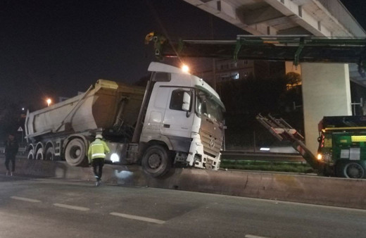 Kağıthane'de hafriyat kamyonu beton bariyerlerde asılı kaldı