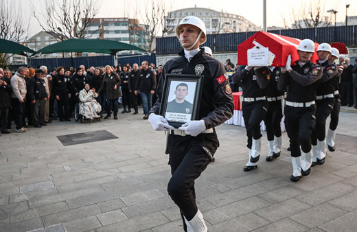 Bebeğine anne sütü götürürken kazada ölen polis memurunun eşi kızıyla hayata tutunuyor