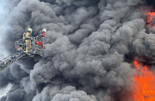 Çekmeköy'de büyük yangın! Lastik fabrikası yanıyor