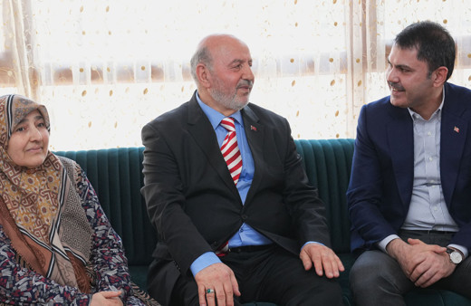 Bakan Kurum Osmaniye’de depremzede ailenin yeni evine konuk oldu
