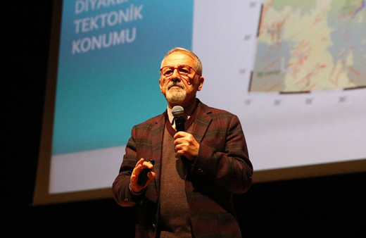 Çok sıkıştı dedi Türkiye'yi uyardı! 'Daha büyük deprem bekliyoruz'