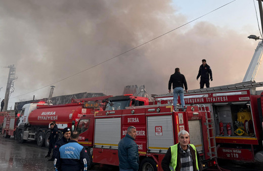 Geri dönüşüm tesisinde başlayan yangın fabrikaya sıçradı