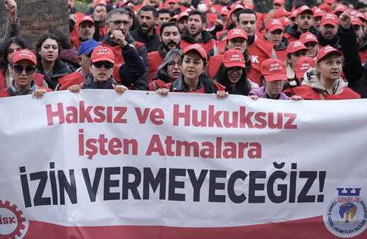 İzmir Büyükşehir Belediyesi'nde ücretsiz izne çıkarılan 158 işçi için başlatılan eylem sürüyor