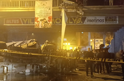 Şanlıurfa'da kamyon dehşeti! Çarptığı otomobille birlikte üst geçitten düştü: Ölü ve yaralılar var