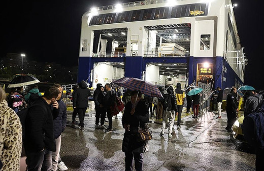 Ege'deki sismik hareketlilik! 9 bin kişi Santorini Adası'nı terk etti