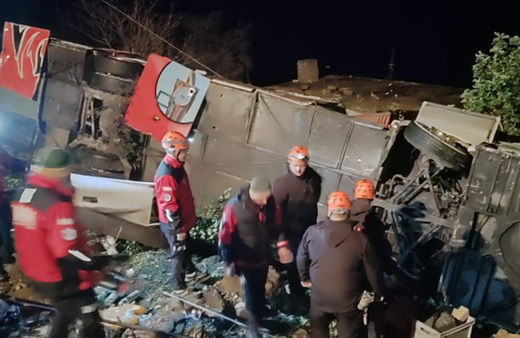 Antalya'da yolcu otobüsü şarampole devrildi: 33 yaralı