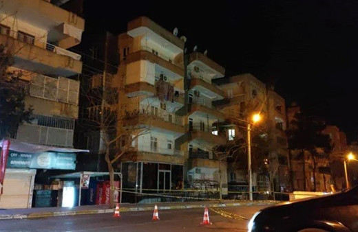 Depremin yıldönümünde tedirgin eden çatırtılar: 5 katlı bina boşaltıldı