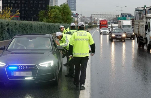 Eski milletvekillerine çakar ve geçiş üstünlüğü onayı çıktı
