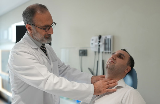 Boynunuzda şişlik mi fark ettiniz? O hastalığın habercisi olabilir!