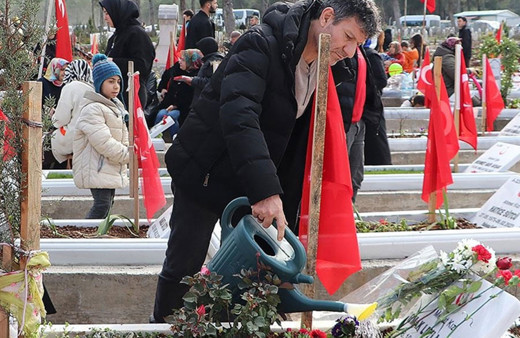 Depremde enkaz altındaki kızının elini tutmuştu! Mesut Hançer'in acısı ilk günkü gibi taze