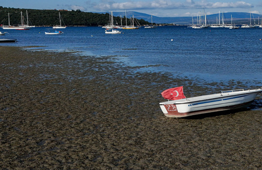 İzmir'de deniz suyu çekildi balıkçı tekneleri karaya oturdu Ege'deki depremler sonrası ürküten görüntüler