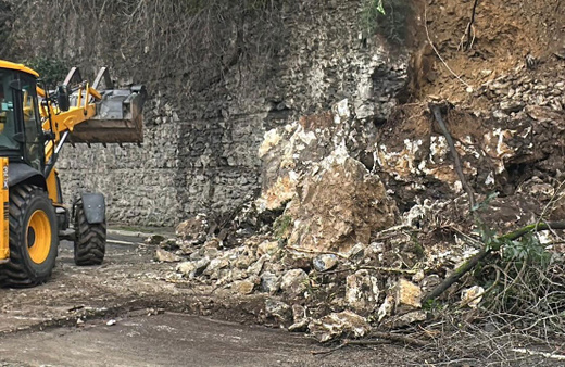 Üsküdar'da istinat duvarı çöktü