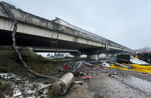 Düzce'de feci kaza! Kar küreme aracı ile tır köprüden uçtu: 2 sürücü öldü