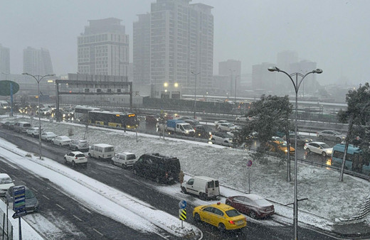 İstanbul'da kar yağışı etkili oluyor! Trafik felç oldu