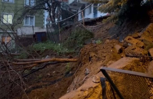 Beyoğlu'nda istinat duvarı çöktü, iki bina boşaltıldı