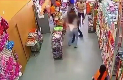 Süpermarkette bir kadının arka cebindeki telefon patladı o anlar güvenlik kamerasında