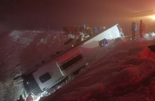 Bingöl’de yolcu otobüsü şarampole devrildi: 4 ölü, 32 yaralı