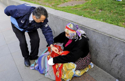 İstanbul'da çocukla dilenen 2 kadına savcılıktan büyük şok