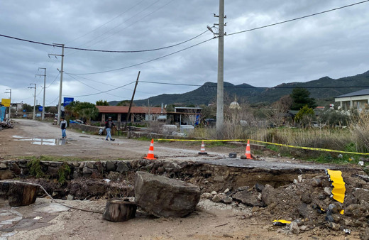 Sağanak nedeniyle köprü çöktü! Ekipler bölgede...