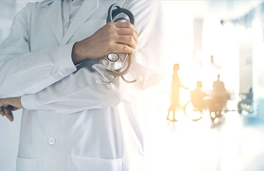 Üskadar'da personele silah gösterip hastalara biber gazı sıkan doktor tutuklandı