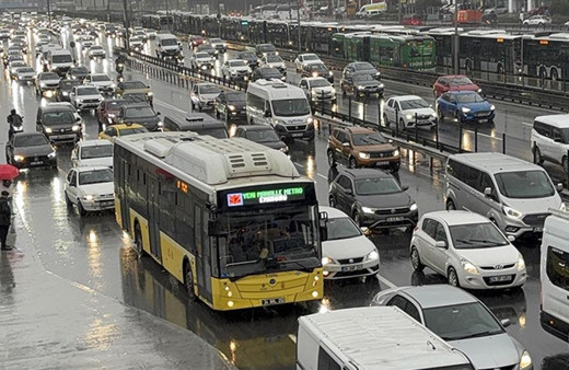 İstanbul'da sabah saatlerinde trafik yoğunluğu yaşanıyor