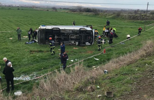 Denizli'de sporcuları taşıyan servis devrildi: 2 ölü, 26 yaralı