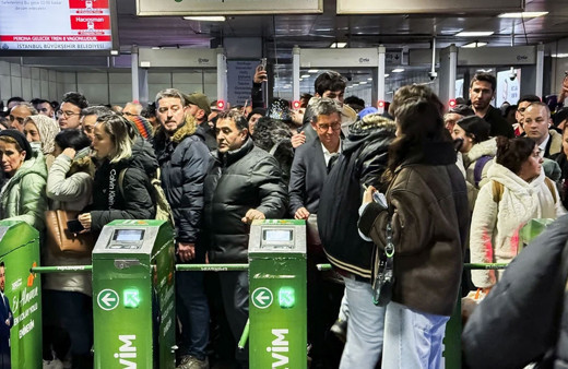 İstanbul'da kar yağışı trafik ve ulaşımı felç etti! Vatandaş evine gidemedi
