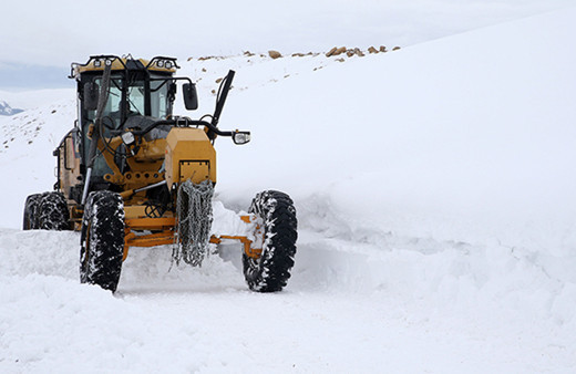 Van'da kapalı yolu açmaya çalışan iş makinesinin üzerine çığ düştü