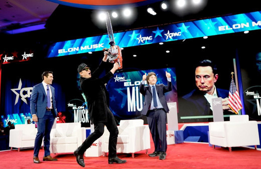 Elon Musk, 'altın testere' ile sahnede şov yaptı