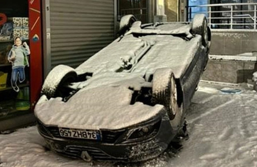 Beylikdüzü'nde kar küreme aracının çarptığı otomobil ters döndü