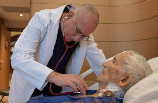 74 yaşındaki hastanın kalbini durdurmadan küçük kesi ile kalp kapağı tamir edildi